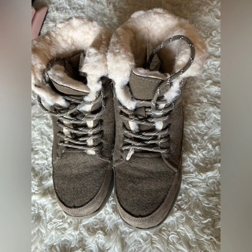 BearPaw Tan Winter Boots with Cream‎ Lining